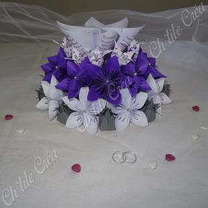 Centre table fleurs en origami, menu amovible au centre, mariage blanc violet gris