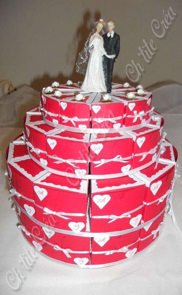 Contenants à dragées, façon wedding cake, mariage roses rouges, 3 étages de différentes tailles, le 3e étage a été doublé pour avoir plus de boites, chaque boite représente une part de gâteau avec son fourrage crémeux, rouge et blanc