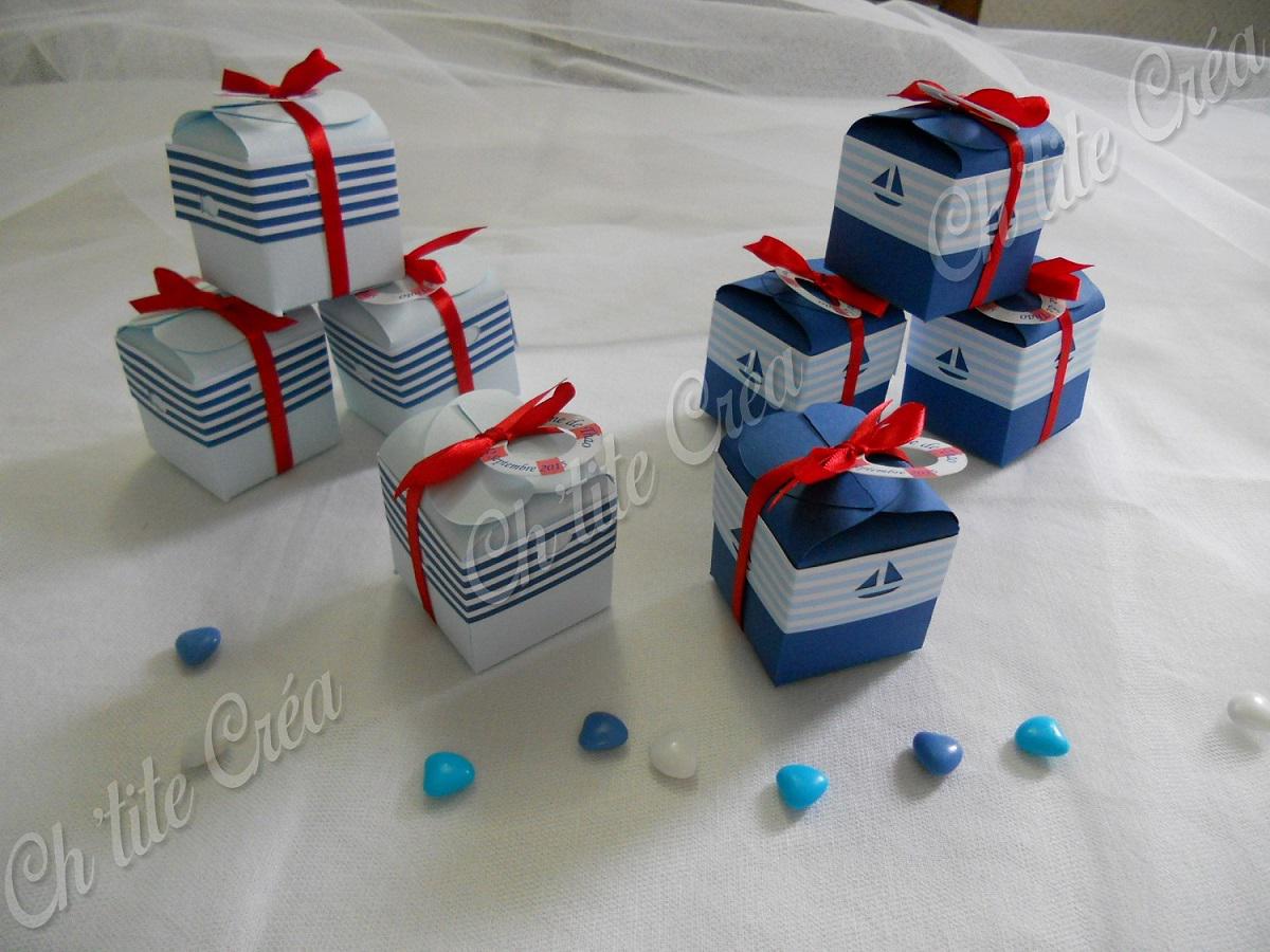 Contenants à dragées cubique, en forme de petites cabines de plage, découpes de motifs marins, étiquettes en forme de bouée, bleu marine bleu clair blanc et rouge