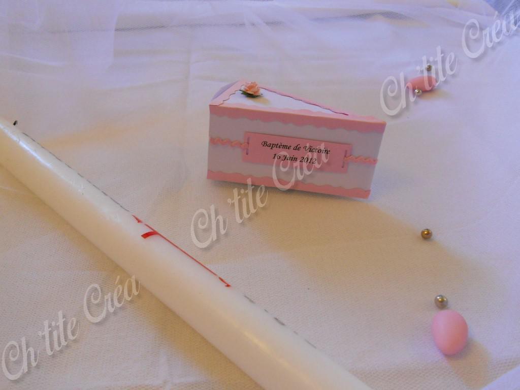 Contenant à dragées part de gâteau, façon wedding cake avec fourrage crémeux, blanc et rose clair