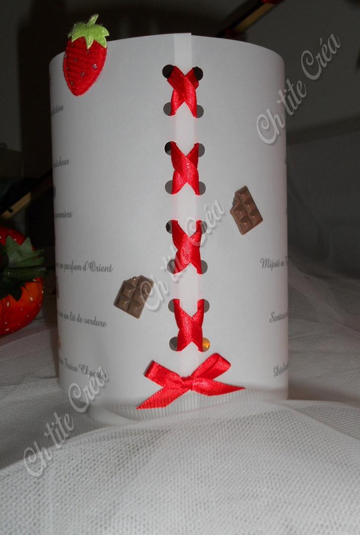 Menu photophore, anniversaire fraise et chocolat, avec bougies led, ruban laçage corset, décoration fraises et morceaux de chocolat, rouge et chocolat