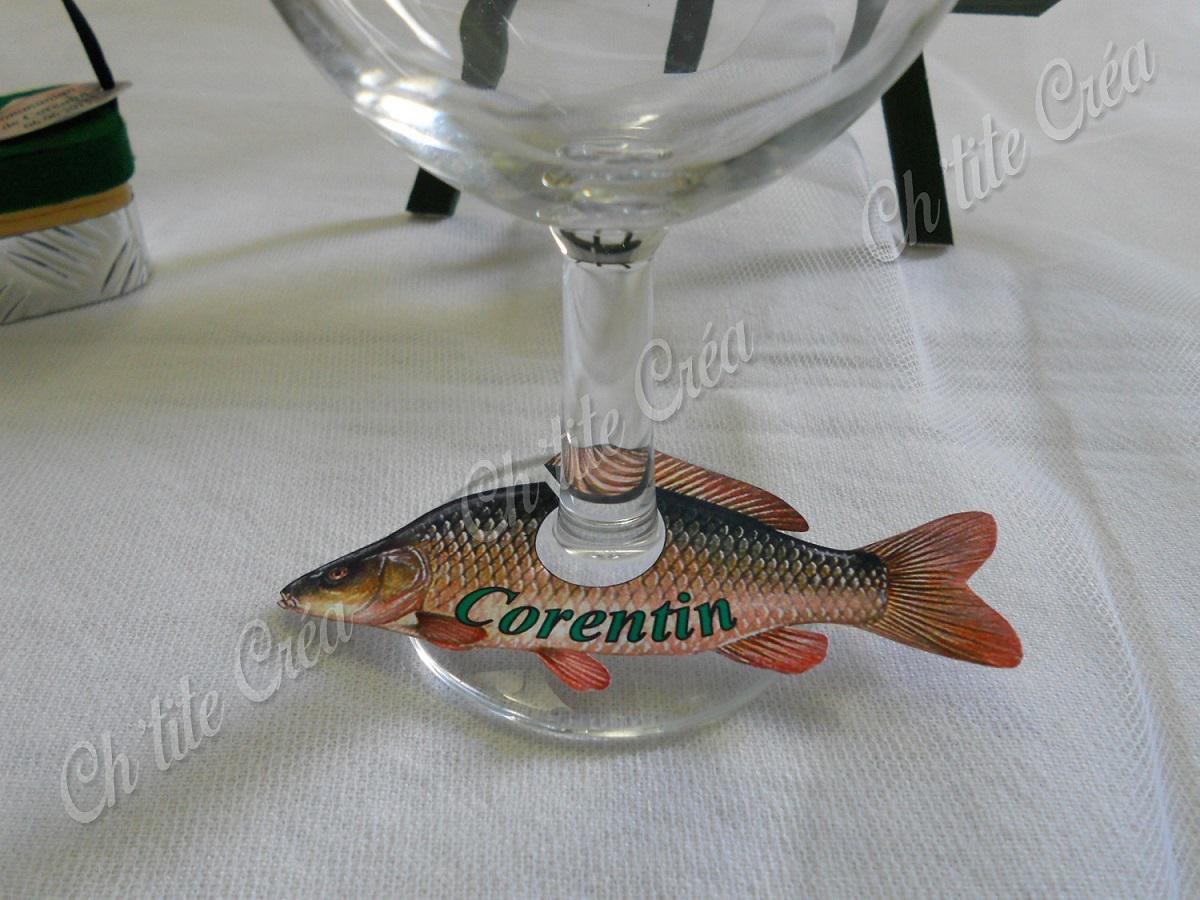 Marque place poisson communion pêche, à poser au pied du verre, vert argent bois et noir