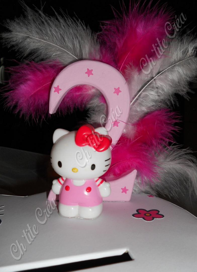 Urne coeur anniversaire 2 ans Hello Kitty, figurine et chiffre en 3D, blanc rose clair et rose fushia