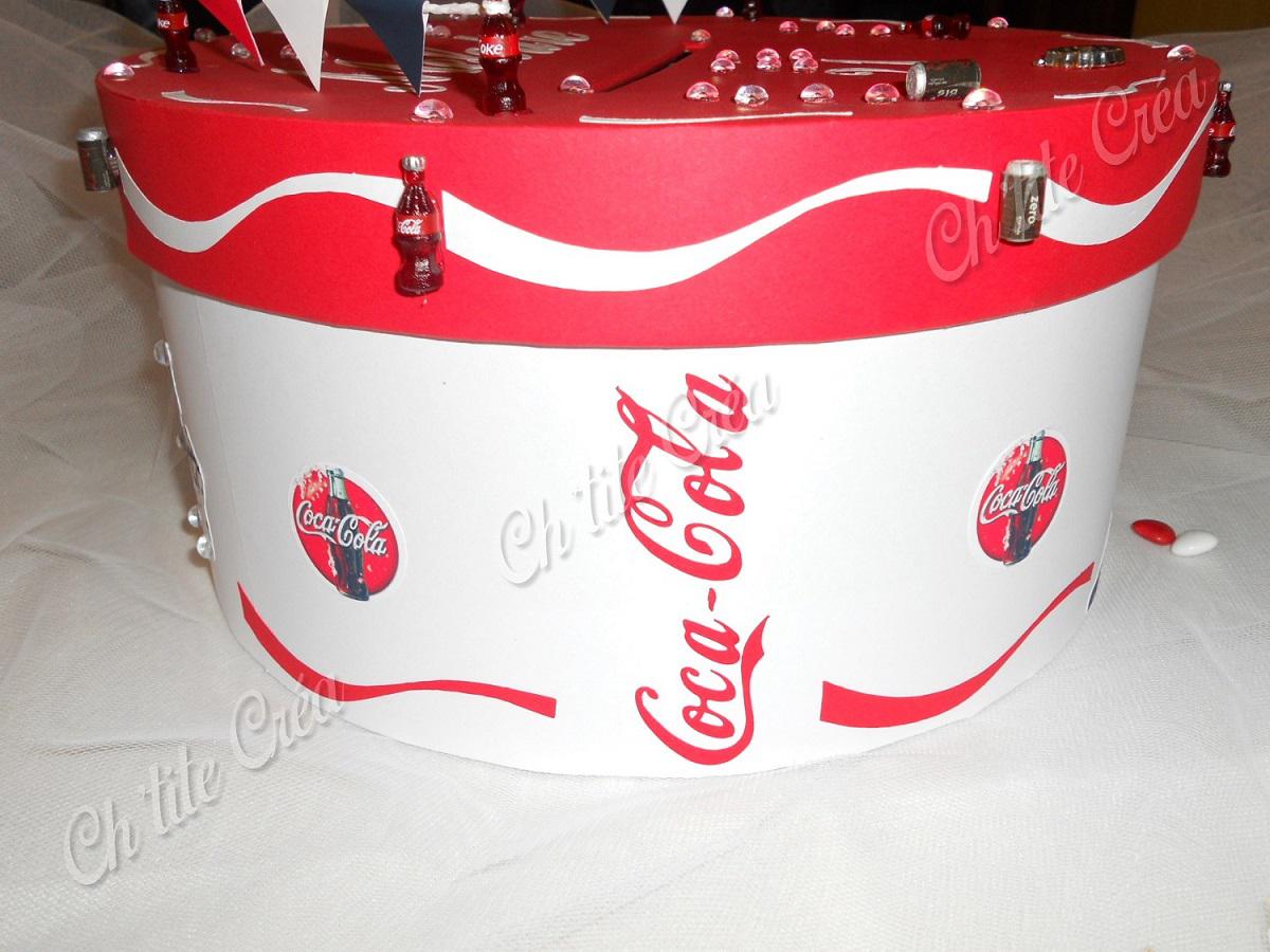 Urne ronde anniversaire 21 ans Coca Cola, avec minis guirlandes fanions et mini bouteilles et canettes de soda, rouge blanc et noir
