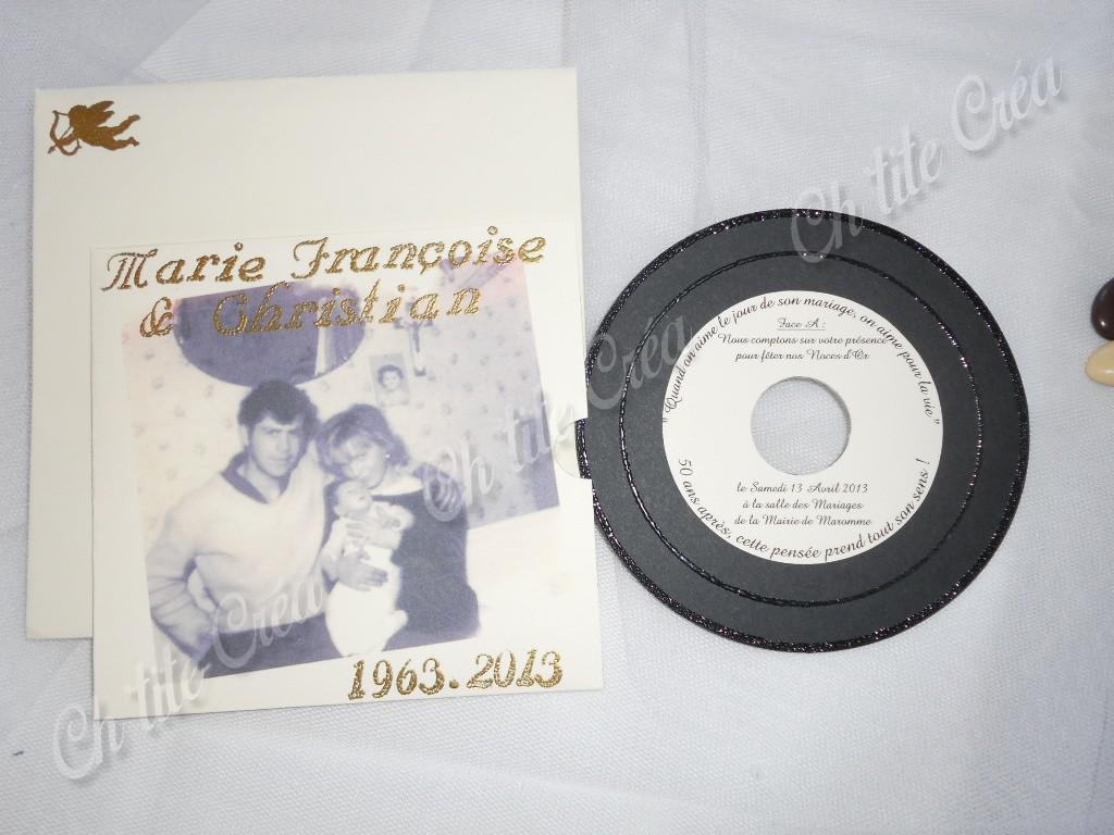 Faire part anniversaire mariage 50 ans disque vinyl et sa pochette, texte d'invitation sur les 2 faces du disque et photos sur la pochette du disque, ivoire et doré