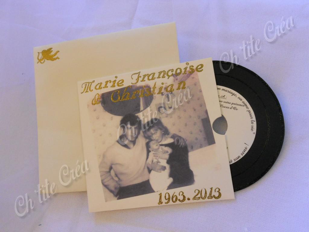 Faire part anniversaire mariage 50 ans disque vinyl et sa pochette, texte d'invitation sur les 2 faces du disque et photos sur la pochette du disque, ivoire et doré