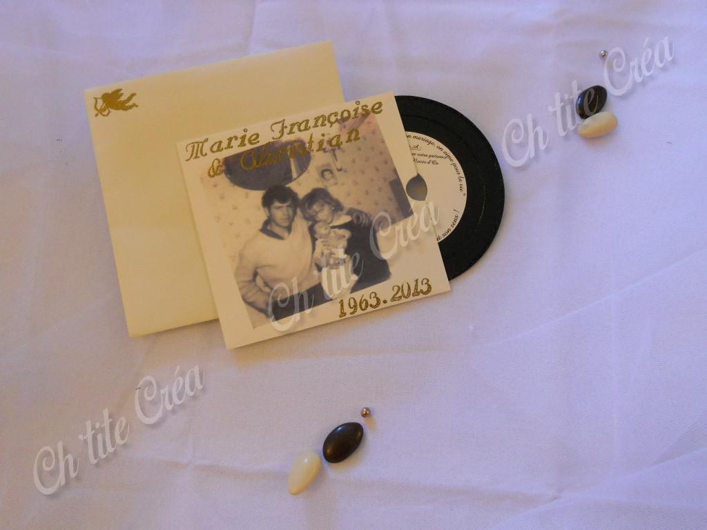 Faire part anniversaire mariage 50 ans disque vinyl et sa pochette, texte d'invitation  sur les 2 faces du disque et photos sur la pochette du disque, ivoire et doré
