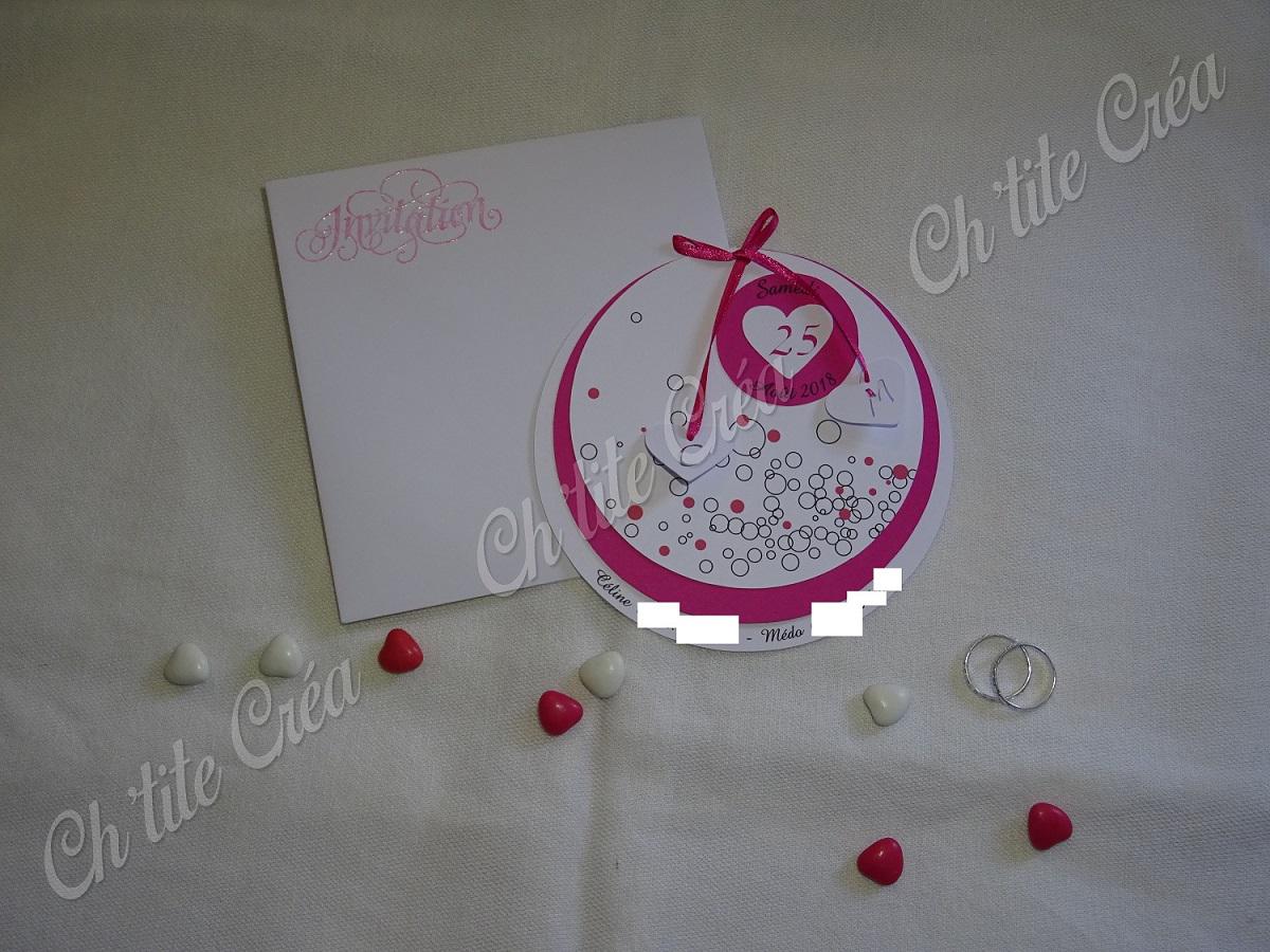 Faire part mariage envolée de bulles, initiales des mariés découpées dans les coeurs, blanc et rose fushia