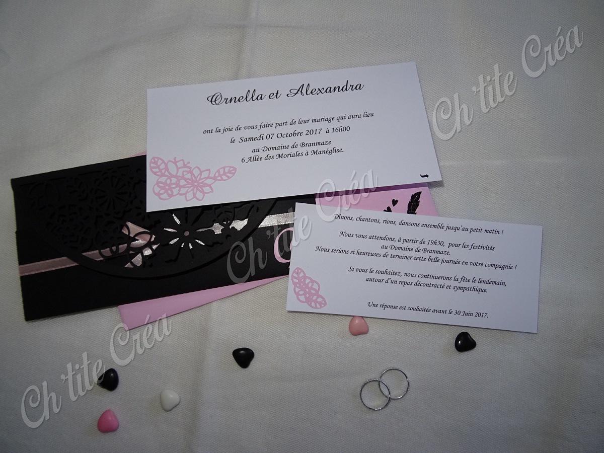 Faire part mariage pochette en dentelle de fleurs, comprenant le coupon d'invitation à la cérémonie et celui au repas, iniiales des mariées sur le devant, noir blanc et rose clair