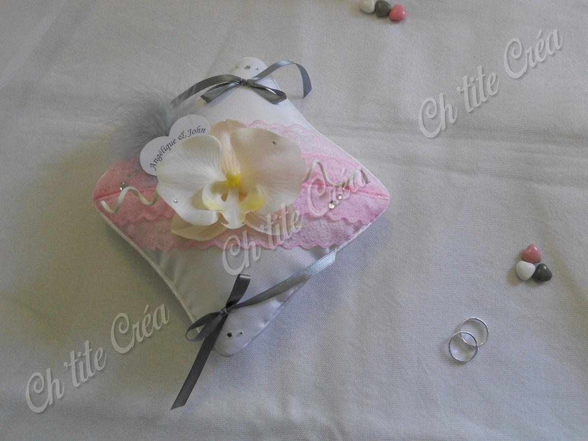 Coussin d'alliances carré en tissu, mariage orchidée, avec orchidée en tissu, dentelle, strass et carton aux prénoms des mariés, blanc rose clair et gris