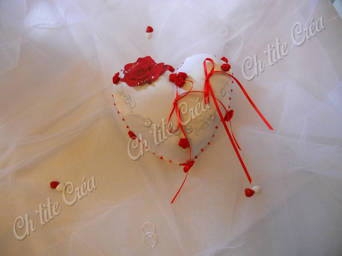 Coussin d'alliances coeur en tissu, mariage roses rouges, avec fleurs en satin et brodées, carton aux prénoms des mariés, blanc et rouge