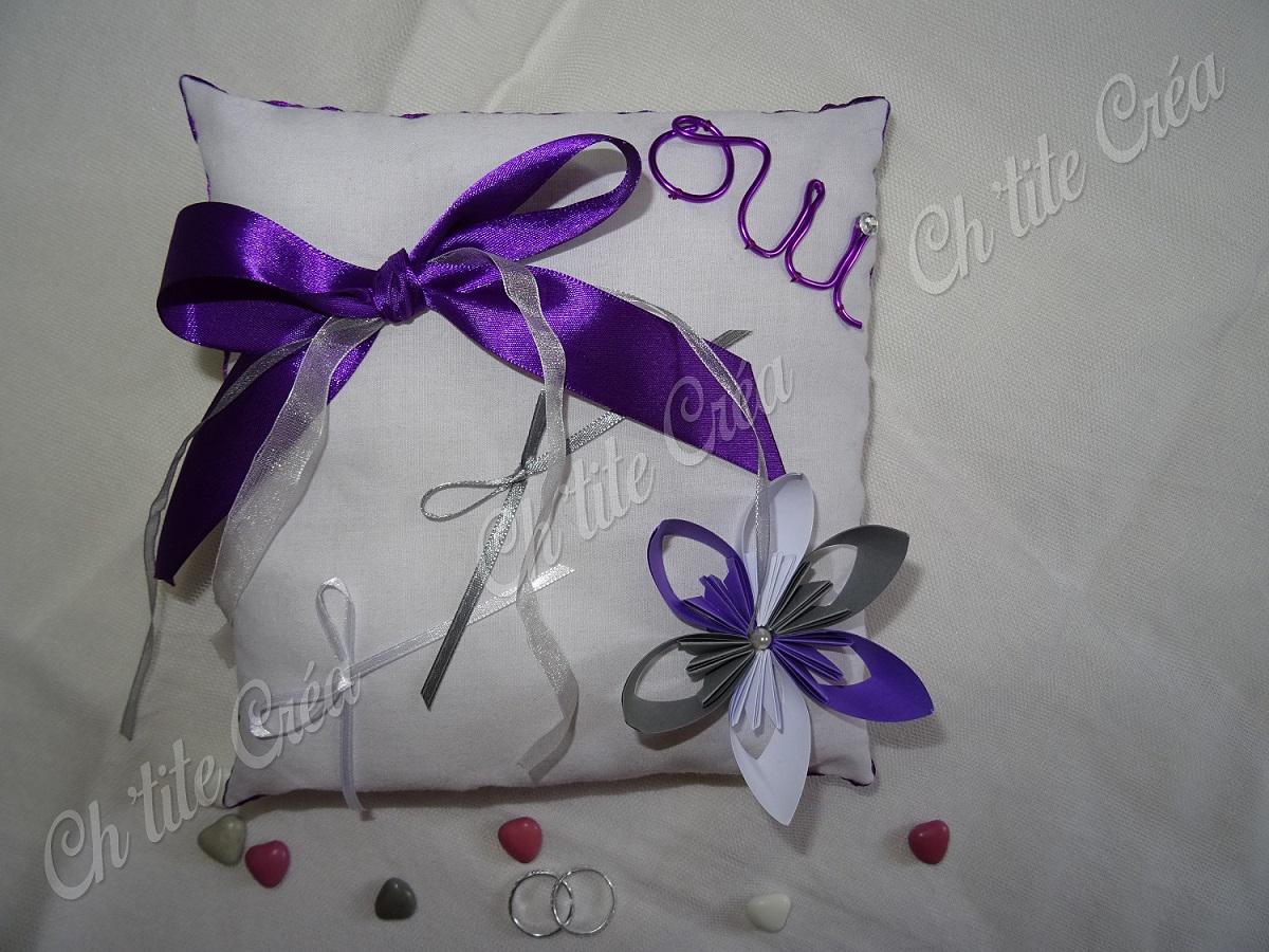 Coussin d'alliances carré en tissu, mariage oui pochette, avec OUI en fil d'alu et fleur en origami, blanc violet et gris