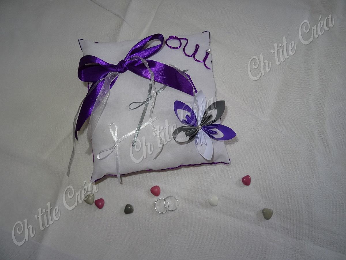 Coussin d'alliances carré en tissu, mariage oui pochette, avec OUI en fil d'alu et fleur en origami, blanc violet et gris