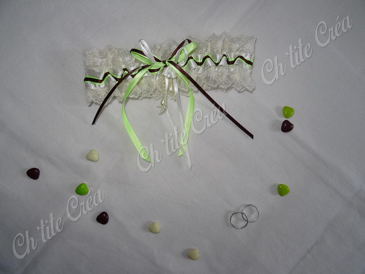 Jarretière mariée, mariage moto, customisation de la jarretière avec rubans aux couleurs du mariage, ivoire chocolat et vert anis