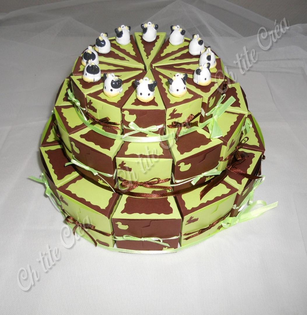 Contenants à dragées en forme de wedding cake, sur le thème de la ferme, avec alternance des couleurs, chaque boite représente une part de gâteau avec son frourrage crémeux, vert anis et chocolat