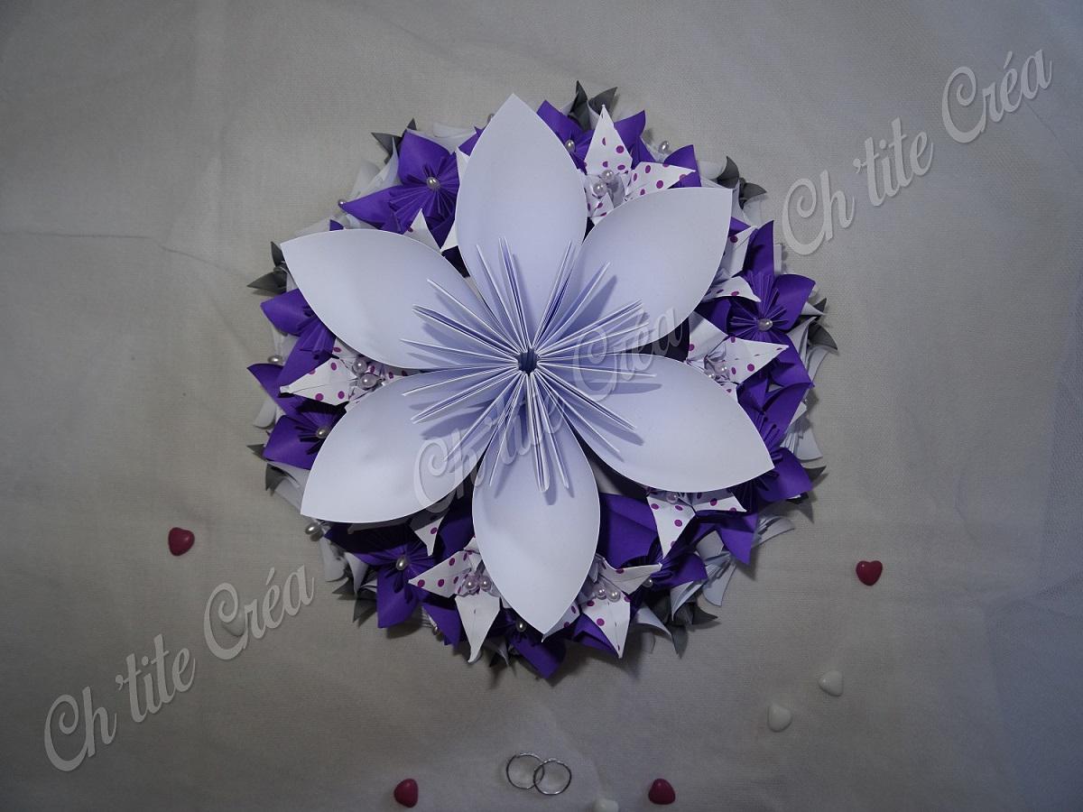 Composition de fleurs en origami avec étaminies, menu grande fleur amovible, mariage oui pochette, 1 plat par pétale, blanc violet et gris