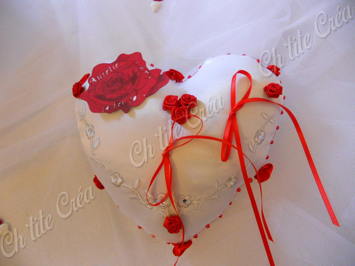 Coussin d'alliances coeur en tissu, mariage roses rouges, avec fleurs en satin et brodées, carton aux prénoms des mariés, blanc et rouge