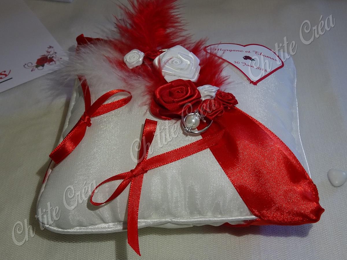 Coussin d'alliances carré en tissu, mariage coeur et roses, avec fleurs en satin et carton aux prénoms des mariés et date, blanc et rouge