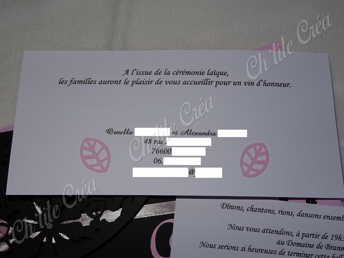 Faire part mariage pochette en dentelle de fleurs, comprenant le coupon d'invitation à la cérémonie et celui au repas, iniiales des mariées sur le devant, noir blanc et rose clair