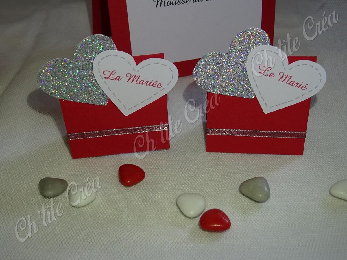 Marque place mariage coeur rouge et paillettes, cartonnette à poser, blanc rouge et pailleté argent