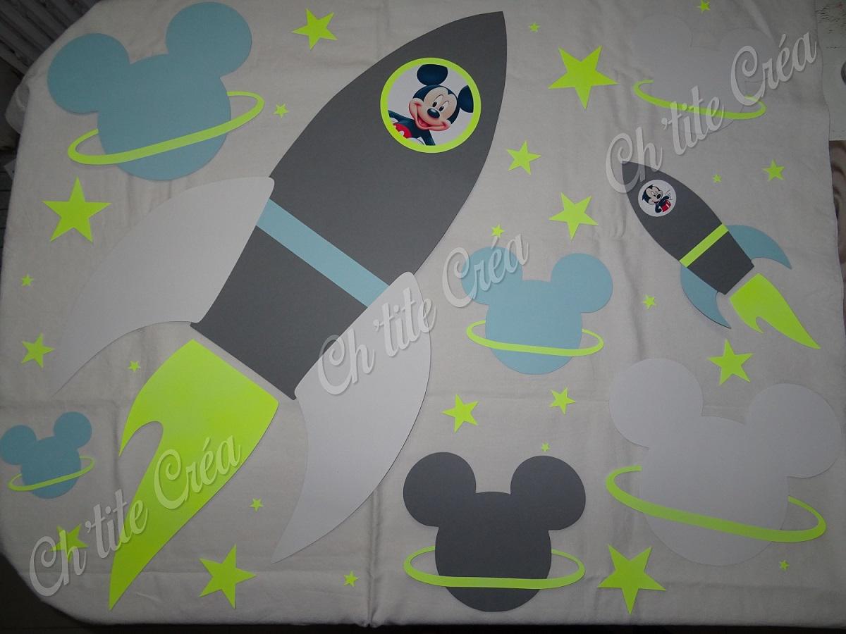Décoration murale chambre d'enfant, en cartonné, thème Mickey dans l'espace, la plus grande fusée mesure 1m, lettres ballon avec prénom de l'enfant, vert turquoise, bleu clair, jaune fluo, gris et blanc