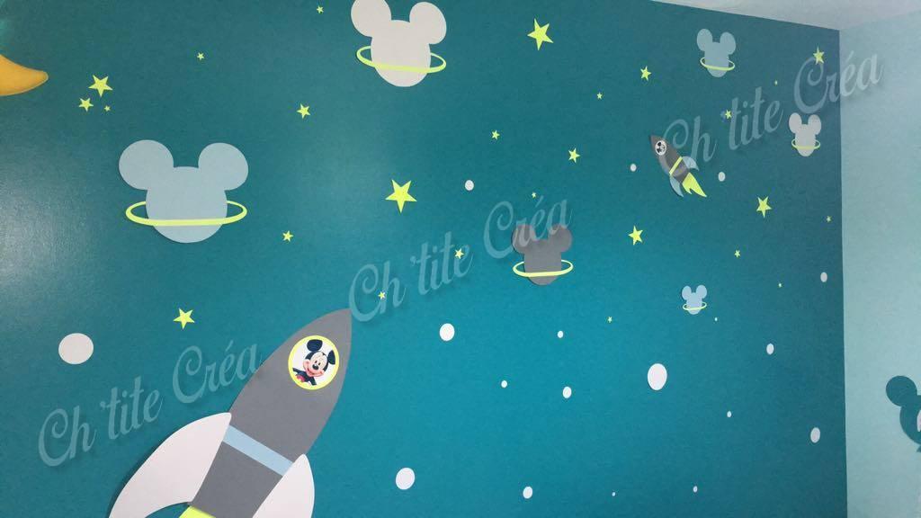 Décoration murale chambre d'enfant, en cartonné, thème Mickey dans l'espace, la plus grande fusée mesure 1m, lettres ballon avec prénom de l'enfant, vert turquoise, bleu clair, jaune fluo, gris et blanc