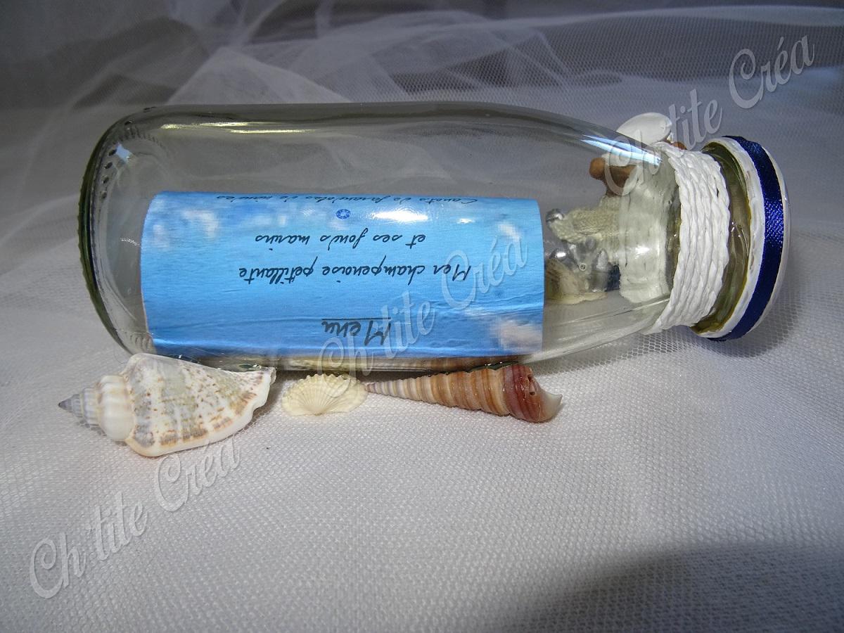 Menu anniversaire mer marin, version bouteilles à la mer, avec ourson marin et coquillages collés, blanc bleu marine rouge et gris