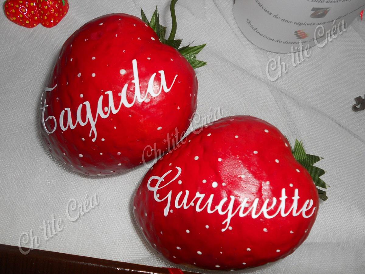 Noms de tables, anniversaire fraise et chocolat, grosses fraises avec différentes variétés en guise de noms de table, rouge et chocolat