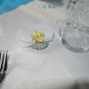 Table eau, marque place galet avec orchidée artificielle