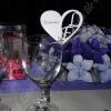 Marque place coeur, sur bord de verre, avec découpe des initiales des mariés
